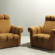 retrorobot_armchairs