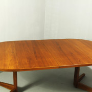 retrorobot_danish_table