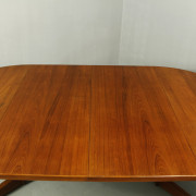 retrorobot_danish_table