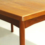 retrorobot_danish_table