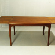 retrorobot_danish_table