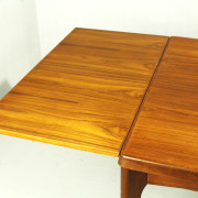 retrorobot_danish_table